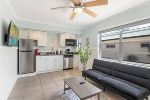 Een koelkast, een magnetron, een kookplaat, een vaatwasser