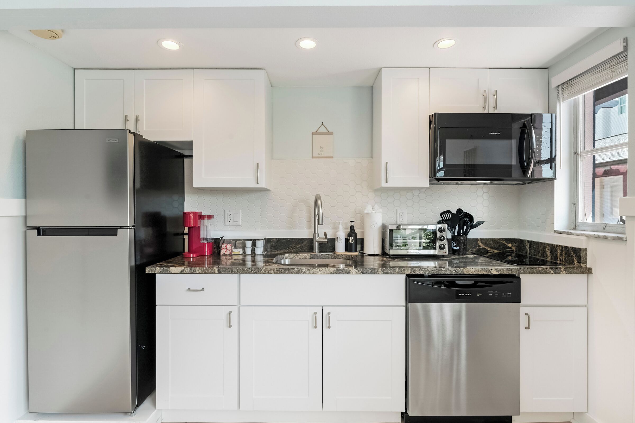 Kühlschrank, Mikrowelle, Herdplatte, Geschirrspüler