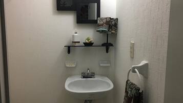 Perhetalo, 4 makuuhuonetta, lemmikit sallittu | Kylpyhuone | Pyyhkeet, saippua, sampoo, vessapaperi