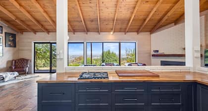 Country Escape - 3BR Home with Panoramic Views