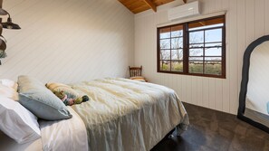 3 makuuhuonetta, työpöytä, silitysrauta/-lauta, ilmainen Wi-Fi