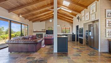 Smart-TV, peis og bøker