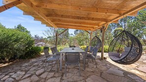 Outdoor dining - Country Escape - 3BR Home with Panoramic Views (Mansfield)