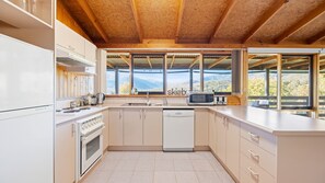 Fridge, microwave, oven, stovetop - Alpine Vista with Stunning Mt Buller Views (Merrijig)