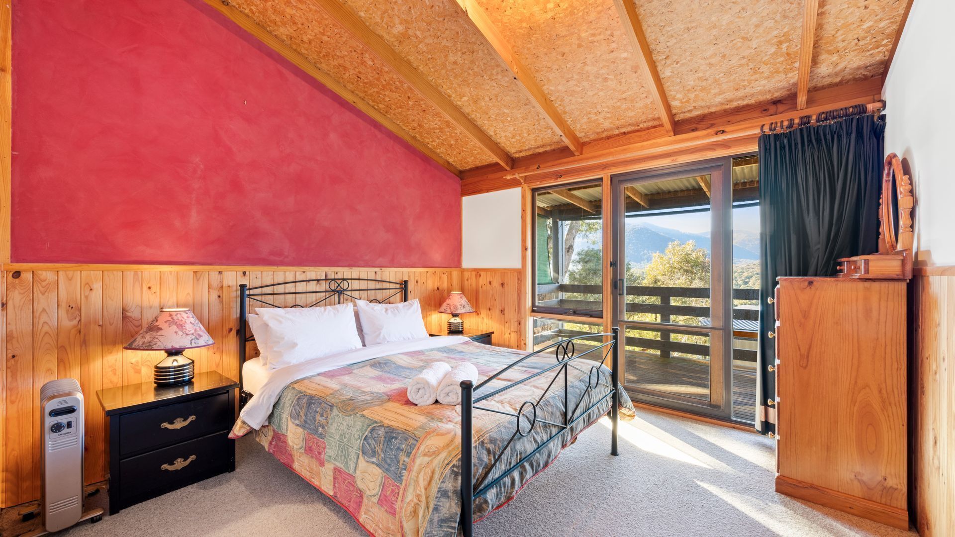 3 makuuhuonetta, työpöytä, ilmainen Wi-Fi, vuodevaatteet