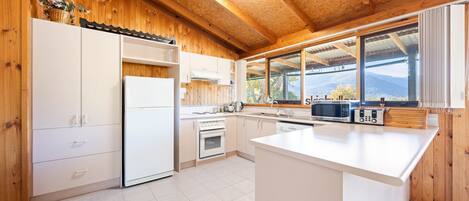 冷蔵庫、電子レンジ、オーブン、コンロ