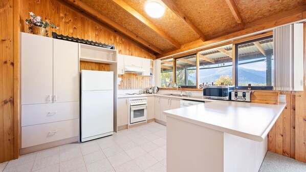 Frigorífico, microondas, horno y placa de cocina