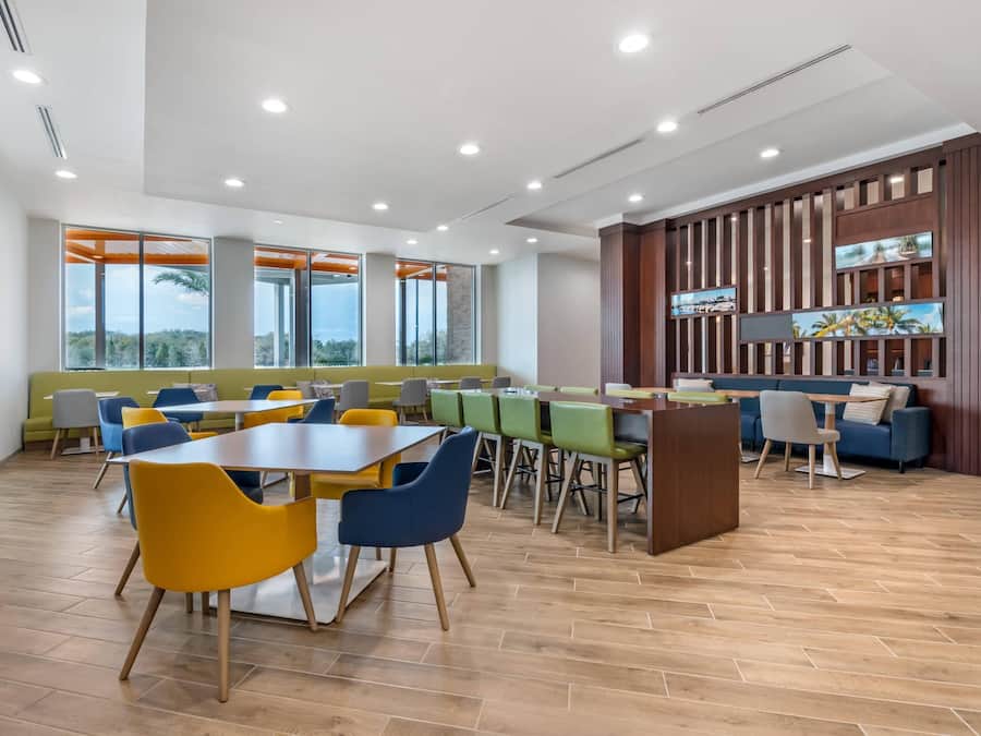 Café da manhã completo grátis todos os dias