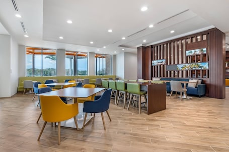 Desayuno completo incluido todos los días . Comfort Inn & Suites Orlando Sanford Airport