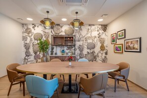 Tägliches kontinentales Frühstück (12.90 EUR pro Person)