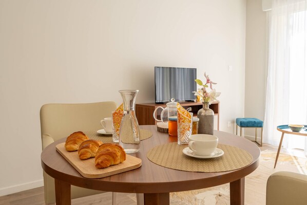 Room, 1 Queen Bed, Non Smoking (Upgrade) | Free cribs/infant beds, free WiFi, bed sheets - Quality Suites Grenoble Sud (Echirolles)