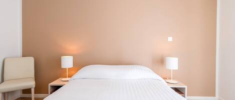 Chambre Standard, 1 grand lit, non-fumeurs | Lits bébé (gratuits), Wi-Fi gratuit, draps fournis