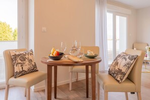 Standard Room, 1 Queen Bed, Non Smoking | Living area | 43-inch flat-screen TV with digital channels - Quality Suites Grenoble Sud (Echirolles)