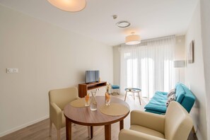 Room, 1 Queen Bed, Non Smoking (Upgrade) | Free cots/infant beds, free WiFi, bed sheets - Quality Aparthotel Grenoble Sud (Echirolles)