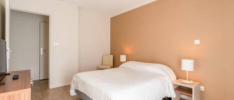 Suite, 2 Queen Beds, Non Smoking | Free cribs/infant beds, free WiFi, bed sheets