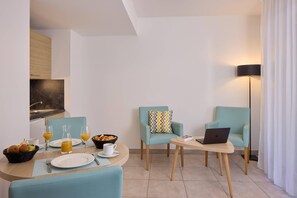 Room, 1 Queen Bed, Non Smoking (Upgrade) | Free cribs/infant beds, free WiFi, bed sheets - Quality Suites Marseille Centre Lodi (Marseille)