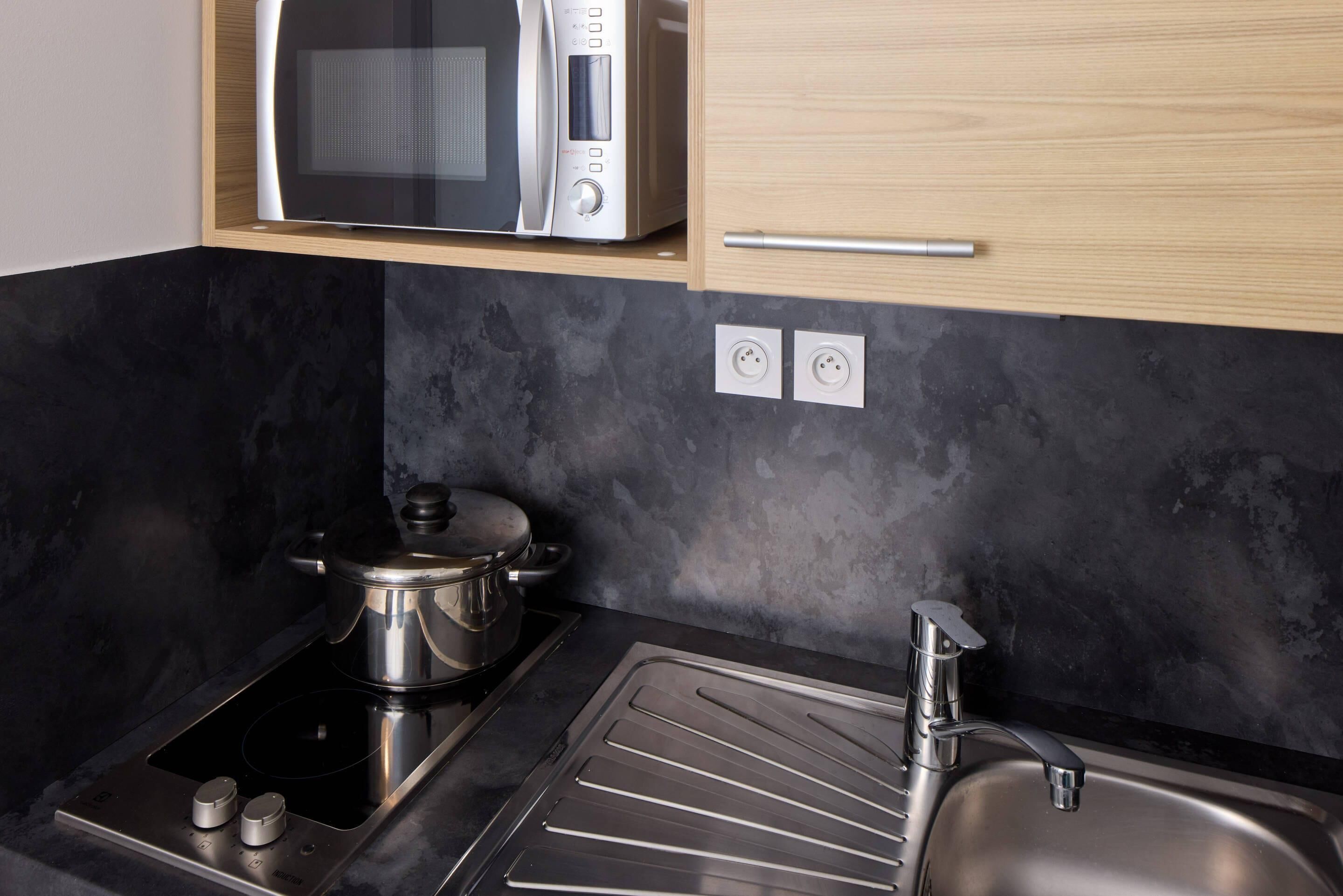 Room, 1 Queen Bed, Non Smoking (Upgrade) | Free cribs/infant beds, free WiFi, bed sheets