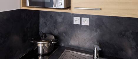 Room, 1 Queen Bed, Non Smoking (Upgrade) | Free cribs/infant beds, free WiFi, bed sheets