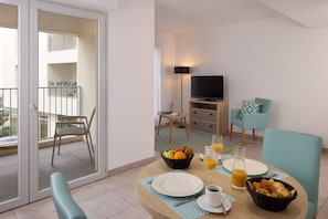 Suite, 2 Queen Beds, Non Smoking | Free cribs/infant beds, free WiFi, bed sheets - Quality Suites Marseille Centre Lodi (Marseille)