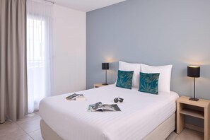 Room, 1 Queen Bed, Non Smoking (Upgrade) | Free cribs/infant beds, free WiFi, bed sheets - Quality Suites Marseille Centre Lodi (Marseille)