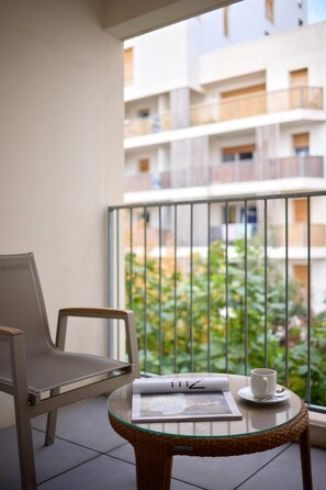 Room, 1 Queen Bed, Non Smoking (Upgrade) | Free cots/infant beds, free WiFi, bed sheets - Quality Suites Marseille Centre Lodi (Marseille)