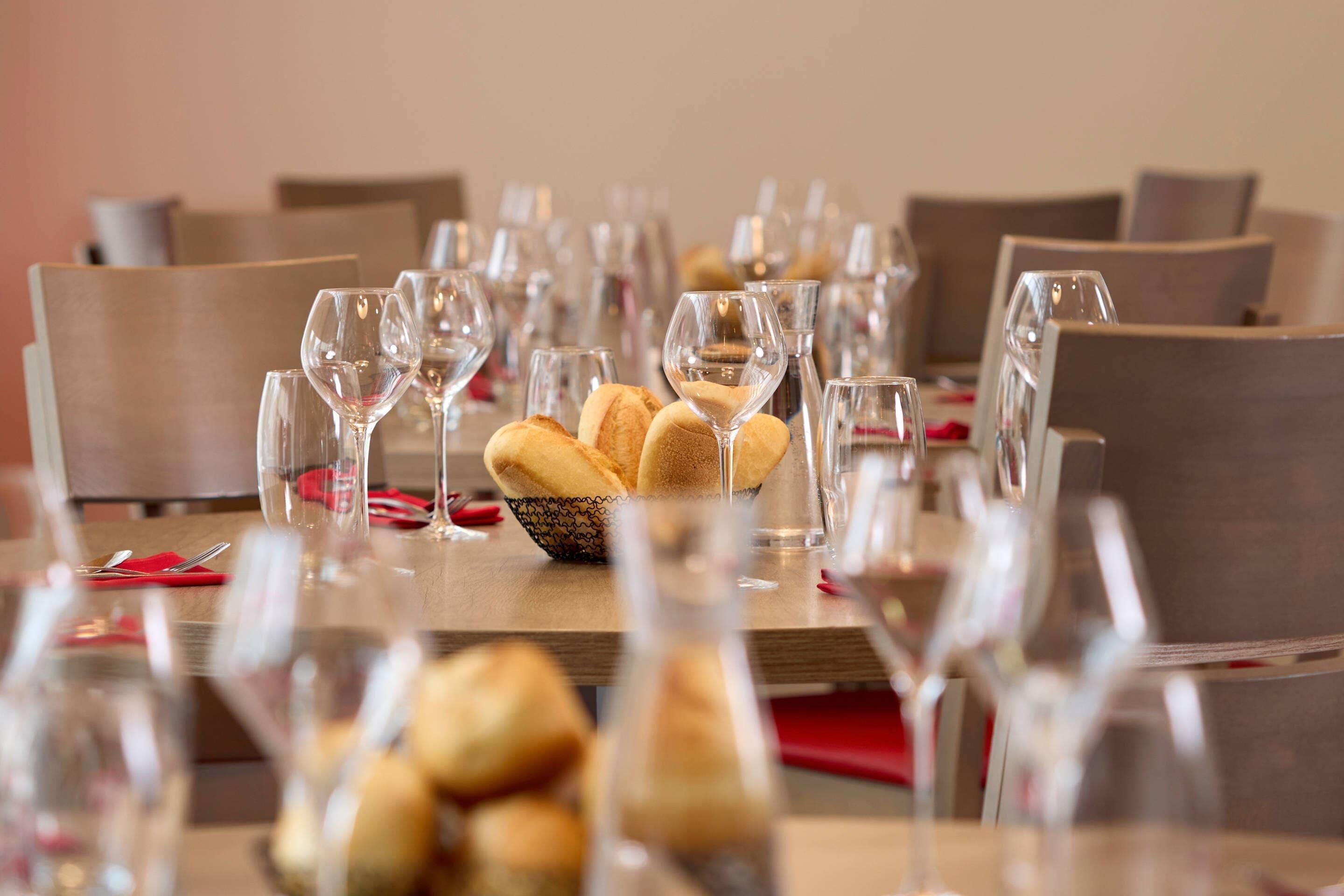 Petit déjeuner continental (12.90 EUR par personne)