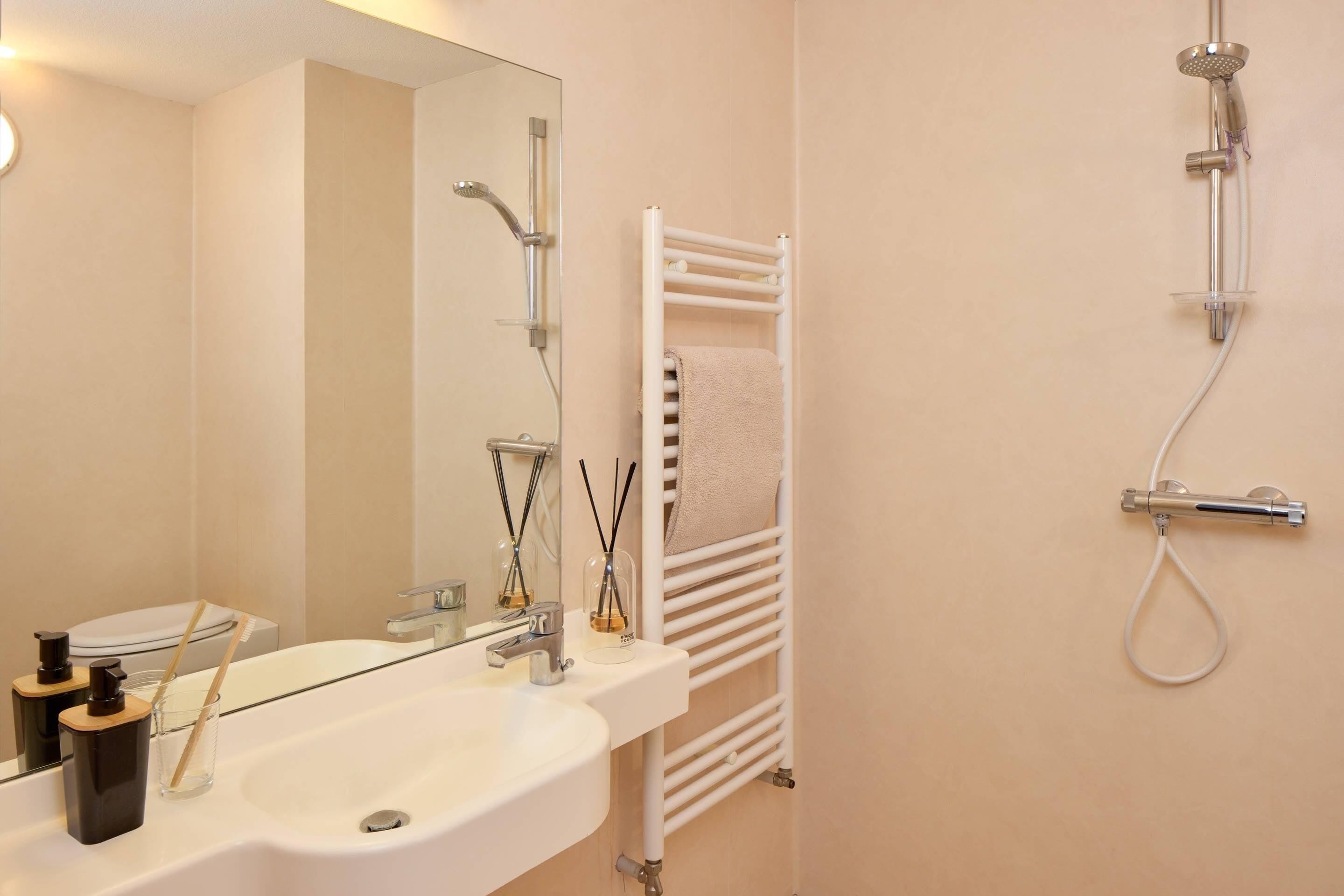 Habitación estándar, 1 cama doble, no fumadores | Cunas gratuitas, wifi gratis, ropa de cama