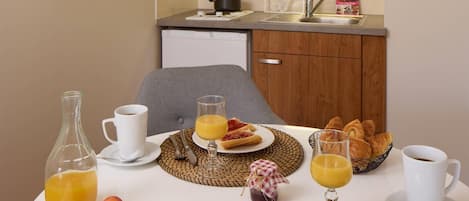 Quarto standard, 1 cama Queen, para não fumantes | Wi-Fi de cortesia