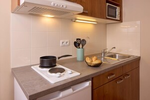 Coffee/tea maker, electric kettle, dining tables