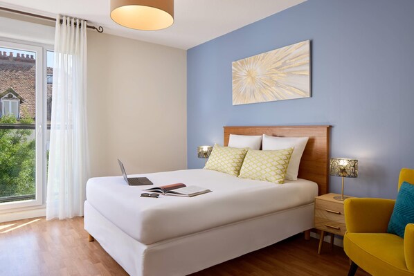 Apartment, 1 Queen Bed, Non Smoking (Upgrade) | Free WiFi - Quality Suites Chalon-sur-Saône Gare (Chalon-sur-Saone)