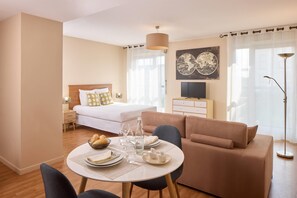 Apartment, 1 Queen Bed, Non Smoking (Upgrade) | Free WiFi - Quality Suites Chalon-sur-Saône Gare (Chalon-sur-Saone)