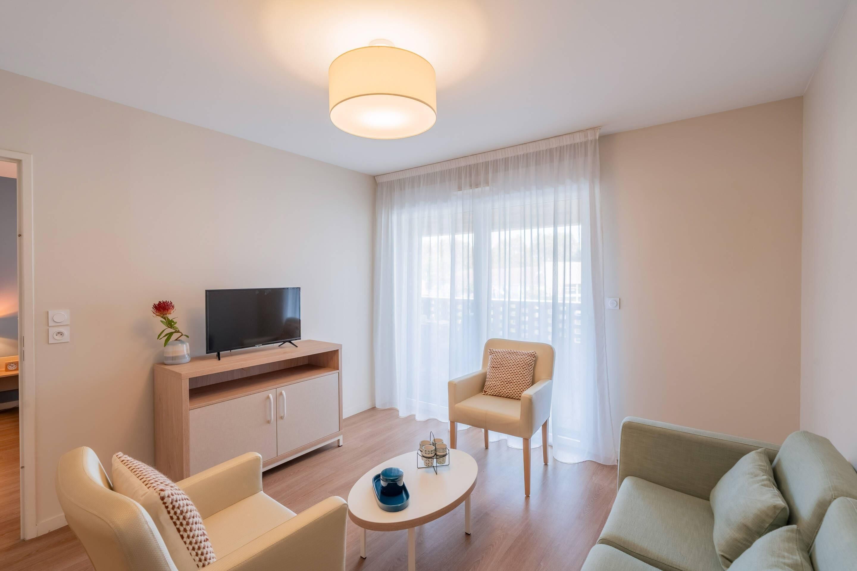 Room, 1 Queen Bed, Non Smoking (Upgrade) | Free cots/infant beds, free WiFi, bed sheets