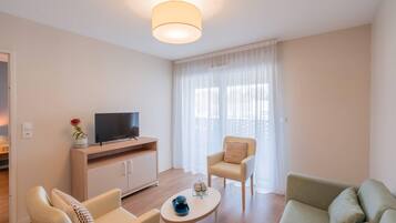 Room, 1 Queen Bed, Non Smoking (Upgrade) | Free cots/infant beds, free WiFi, bed sheets