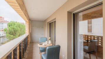 Suite, Multiple Beds, Non Smoking | Free cots/infant beds, free WiFi, bed sheets