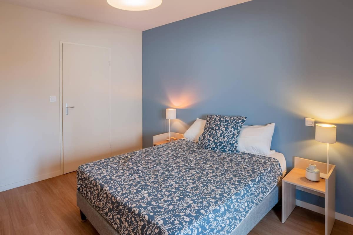 Suite, 2 Queen Beds, Non Smoking | Free cribs/infant beds, free WiFi, bed sheets