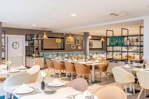 Café da manhã continental todos os dias (EUR 12.90 por pessoa) 