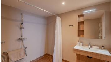 Douche, serviettes fournies
