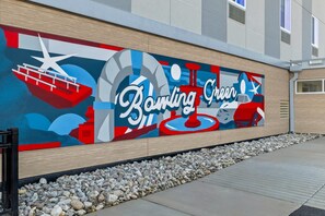 Un murale con il testo "Bowling Green" e una nave, che richiama un tema marittimo.