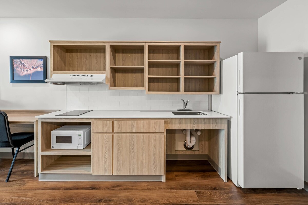Queen Suite Accessible Roll-In Shower | Desk, laptop workspace, WiFi (free), bed sheets