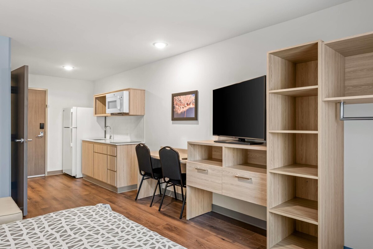 Queen Suite with Sofa | Desk, laptop workspace, WiFi (free), bed sheets