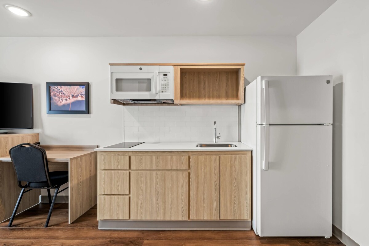 Queen Suite | Desk, laptop workspace, WiFi (free), bed sheets