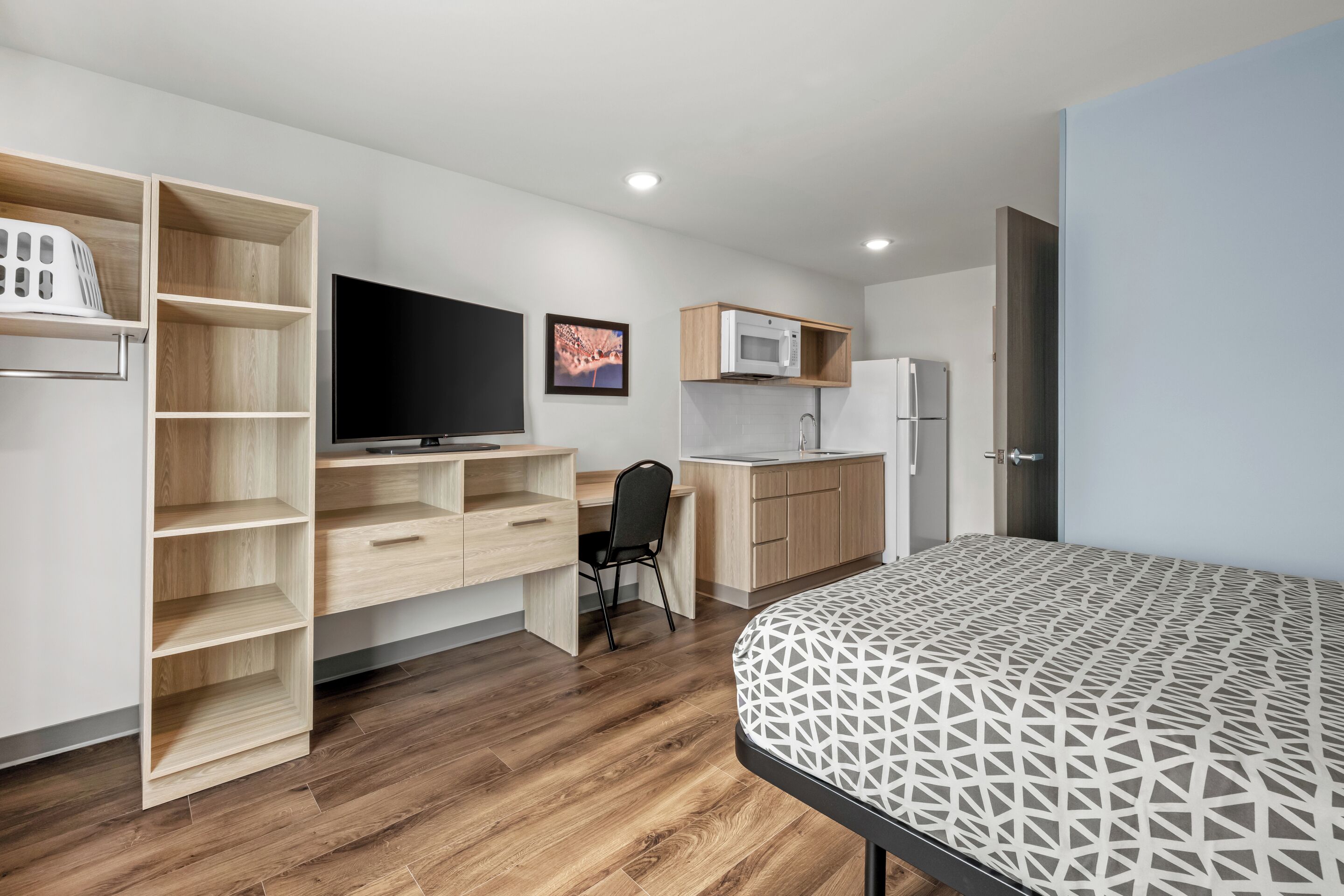 Desk, laptop workspace, free WiFi, bed sheets