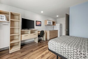 Desk, laptop workspace, free WiFi, bed sheets - WoodSpring Suites Charlotte Northlake (Charlotte)