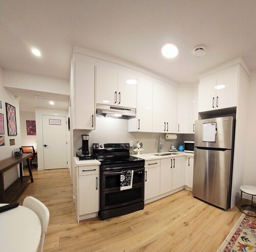 80's Hollywood Hideway/2BR pet-friendly