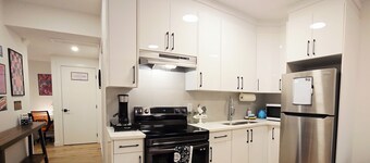 80's Hollywood Hideway/2BR pet-friendly