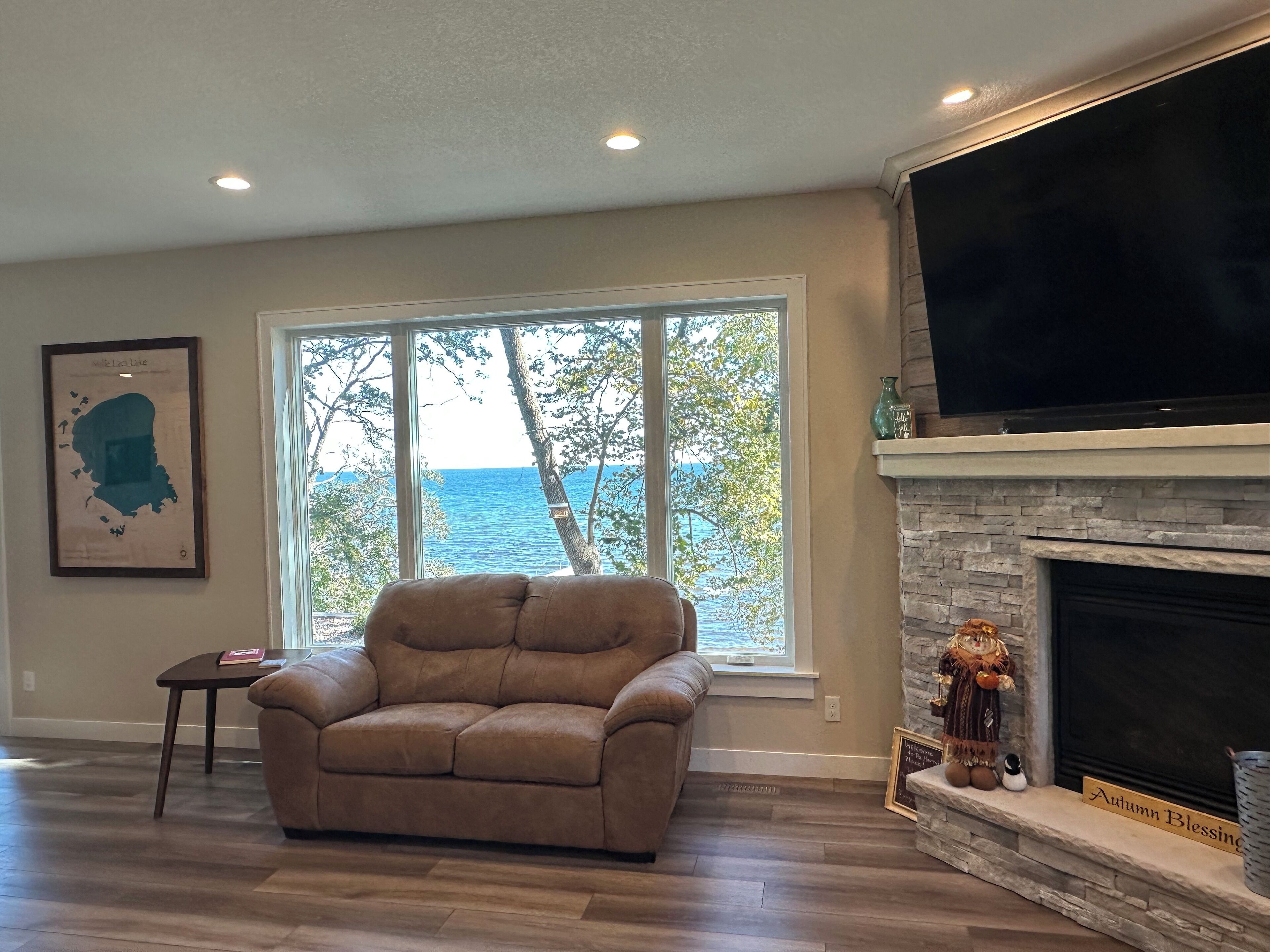 Älytelevisio, stereot, tietokoneen näyttö, tulostin