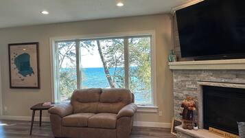 Älytelevisio, stereot, tietokoneen näyttö, tulostin