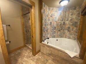 Jetted bath, hair dryer, towels, soap - Westgate Smoky Mountain Resort & Water Park-Cozy cabin in enchanting Gatlinburg! (Gatlinburg)