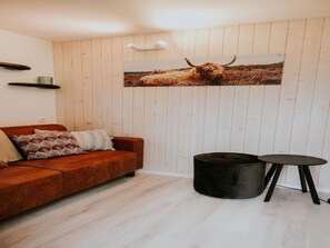 House | Living room - Charming Tiny House Getaway With Terrace (Balkbrug)