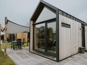 En moderne bygning med store glasfacader og træbeklædning.